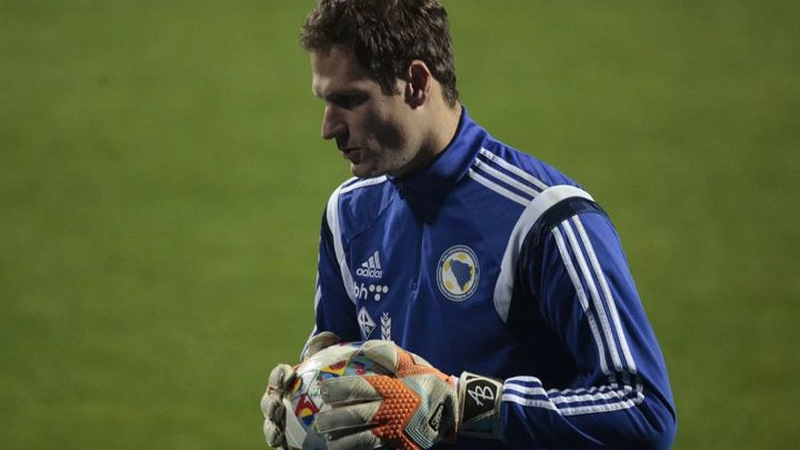 Asmir Begović u dilemi, Bournemouth dovodi čovjeka koji mu je grijao klupu?