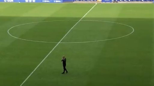 Video o kojem se priča: Menadžer usamljen na terenu u nevjerici da je njegov tim ispao