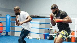 Mayweather trenira MMA zvijezdu kako ne bi obrukao boks protiv YouTubera