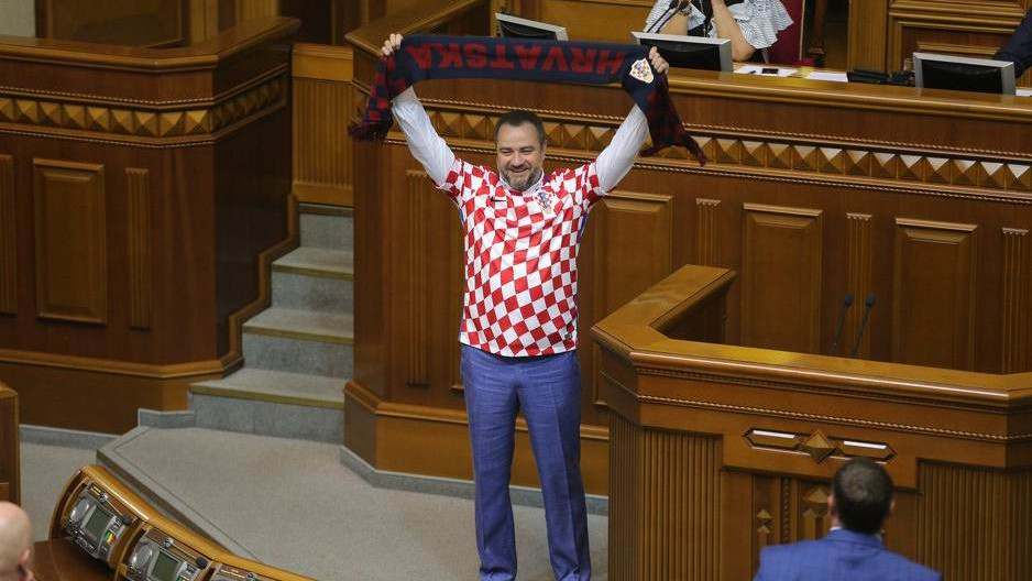 Luda kuća: Zašto je šef ukrajinskog Saveza u parlament ušao u Rakitićevom dresu