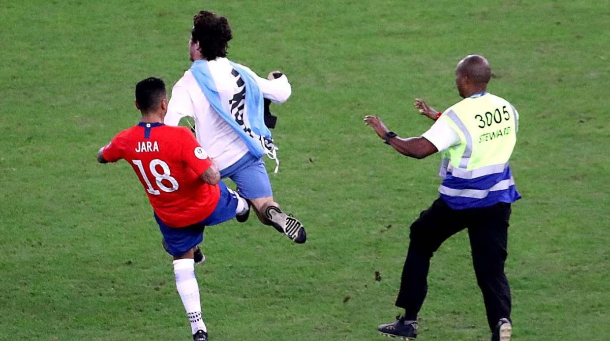 Navijač Urugvaja utrčao na teren, a onda ga brutalno srušio reprezentativac Čilea