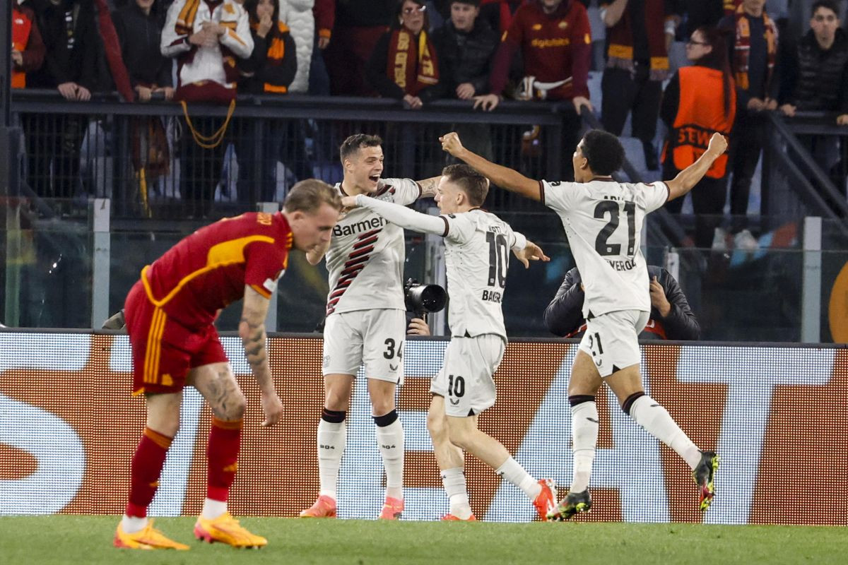 Roma na svom Olimpicu osjetila svu moć Bayera, Kolašinac izašao već u 16. minuti drugog polufinala Roma na svom Olimpicu osjetila svu moć Bayera, Kolašinac izašao već u 16. minuti drugog polufinala