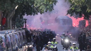 Bizarno: Navijači Barcelone gađali autobus vlastitog kluba pred derbi s Realom