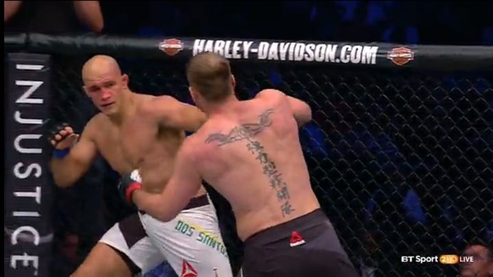 Miočić nokautirao Dos Santosa i odbranio pojas UFC prvaka