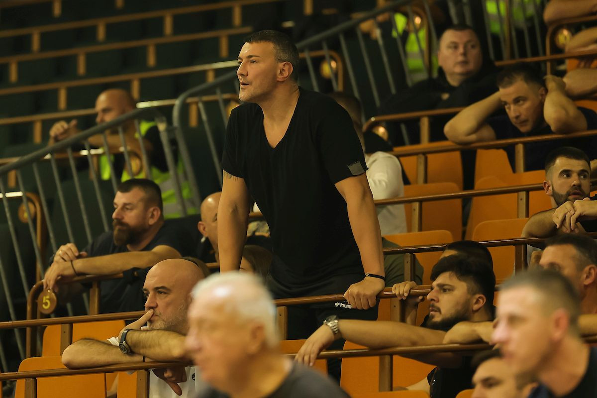 Čedomir Jovanović raskrinkao poznatu facu, on je Vučićev čovjek zadatka: "200 ih je spremno na sve" Čedomir Jovanović raskrinkao poznatu facu, on je Vučićev čovjek zadatka: "200 ih je spremno na sve"
