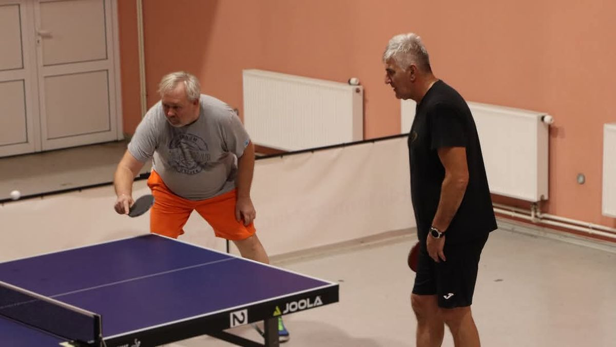 Amaterska liga u stonom tenisu na Ilidži pokupila simpatije: Učestvuju Osim, Memić, Bekrić... Amaterska liga u stonom tenisu na Ilidži pokupila simpatije: Učestvuju Osim, Memić, Bekrić...