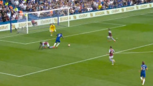 Lukaku lažnjakom "vratio" igrača Aston Ville u juniore, a zatim zabio gol za 1:0