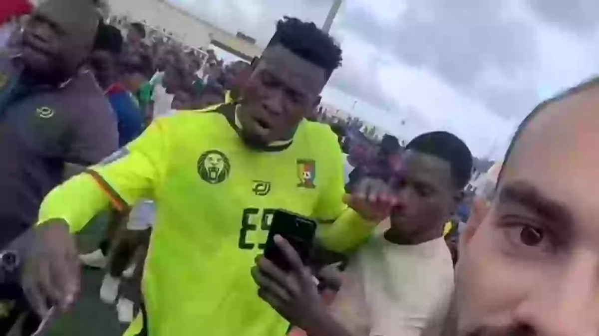 Andre Onana u centru novog skandala! Navijač se htio fotografisati pa "dobio" lakat u lice! Andre Onana u centru novog skandala! Navijač se htio fotografisati pa "dobio" lakat u lice!