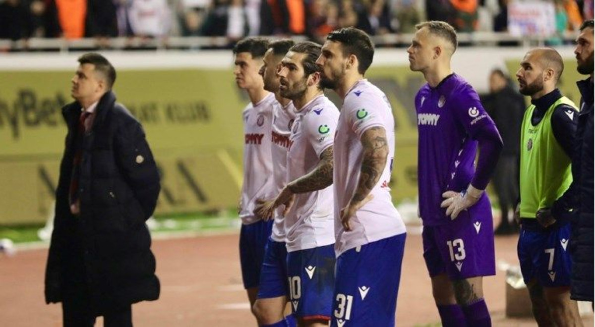 Igrači Hajduka nakon nove sramote stali pred Torcidu, a zatim je vođa navijača krenuo da urla!