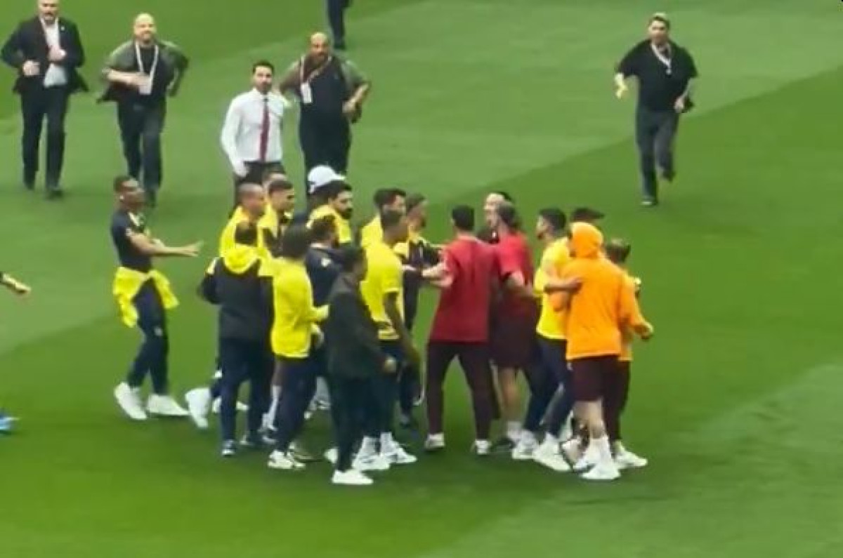 Haos tokom izlaska na teren igrača Galatasarayja i Fenerbahčea, došlo do svađe i naguravanja