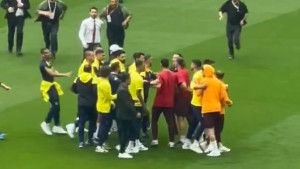 Haos tokom izlaska na teren igrača Galatasarayja i Fenerbahčea, došlo do svađe i naguravanja