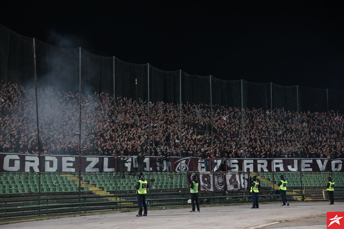 Horde zla okačile parole širom Sarajeva nakon zatvaranja istočne tribine, poruka pred Slogu je jasna Horde zla okačile parole širom Sarajeva nakon zatvaranja istočne tribine, poruka pred Slogu je jasna