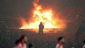 Zbog ogromnog požara prekinut je derbi Crvena zvezda - Partizan!