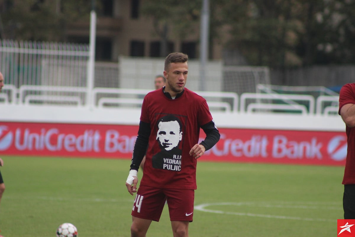Igrači FK Sarajevo u posebnim majicama na zagrijavanju