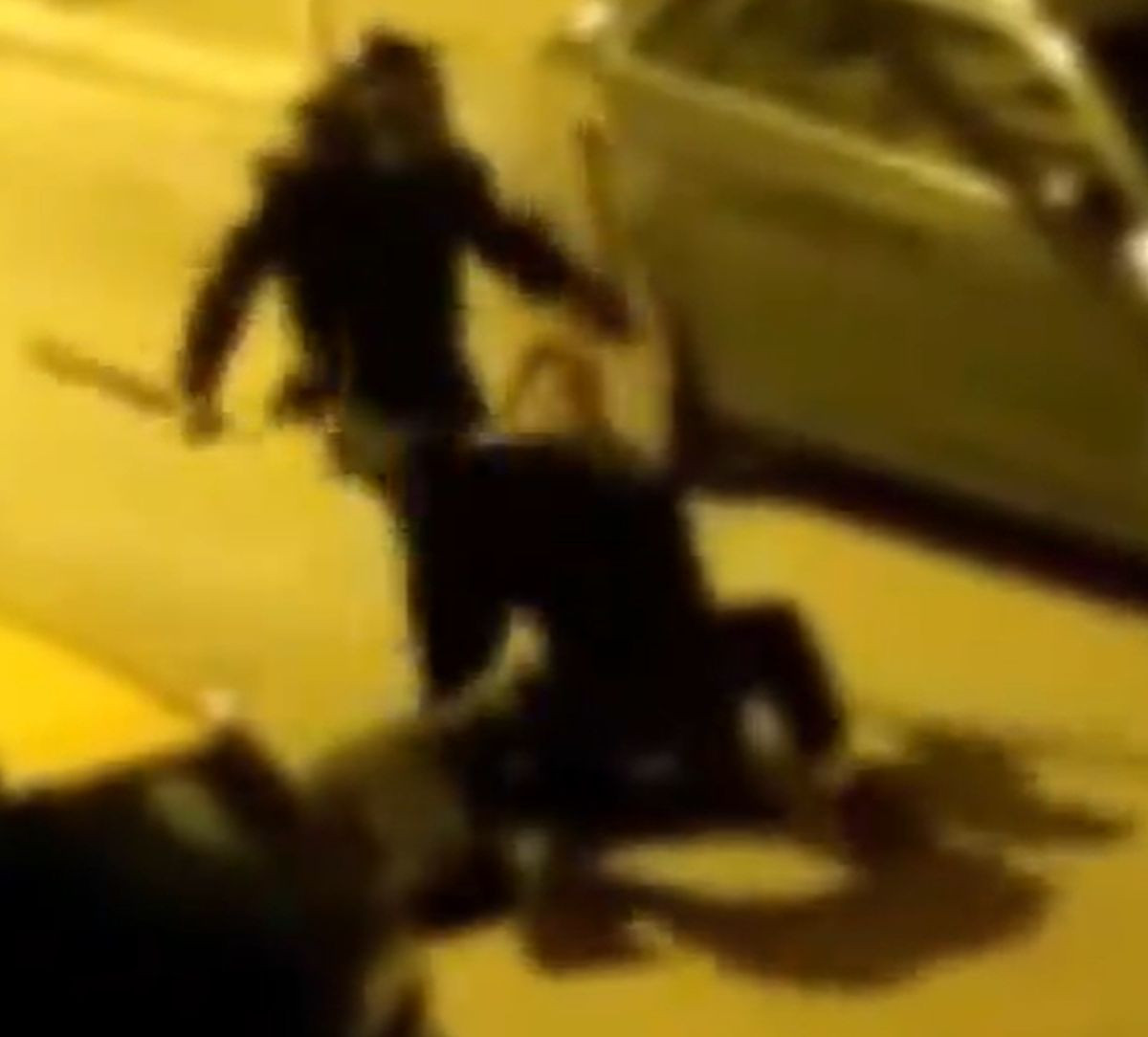 Torcida uz jasnu prijetnju objavila šokantan snimak kako policajci cipelare vezanog čovjeka na podu