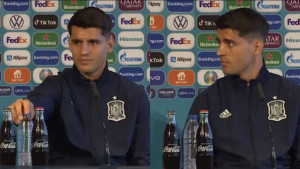 Morata pred bocama pića nesiguran kao pred golom, mislio da ga kamera ne snima...