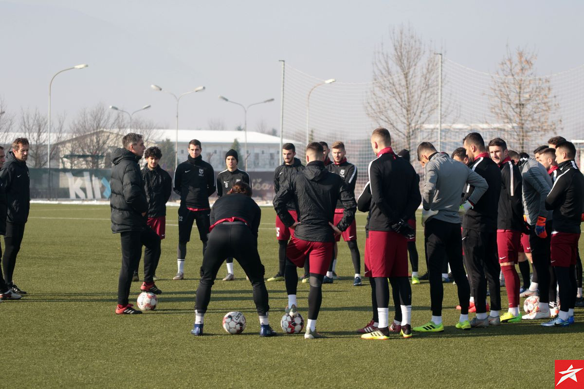 Nogometaši Sarajeva odradili prvi trening pod palicom Vinka Marinovića Nogometaši Sarajeva odradili prvi trening pod palicom Vinka Marinovića