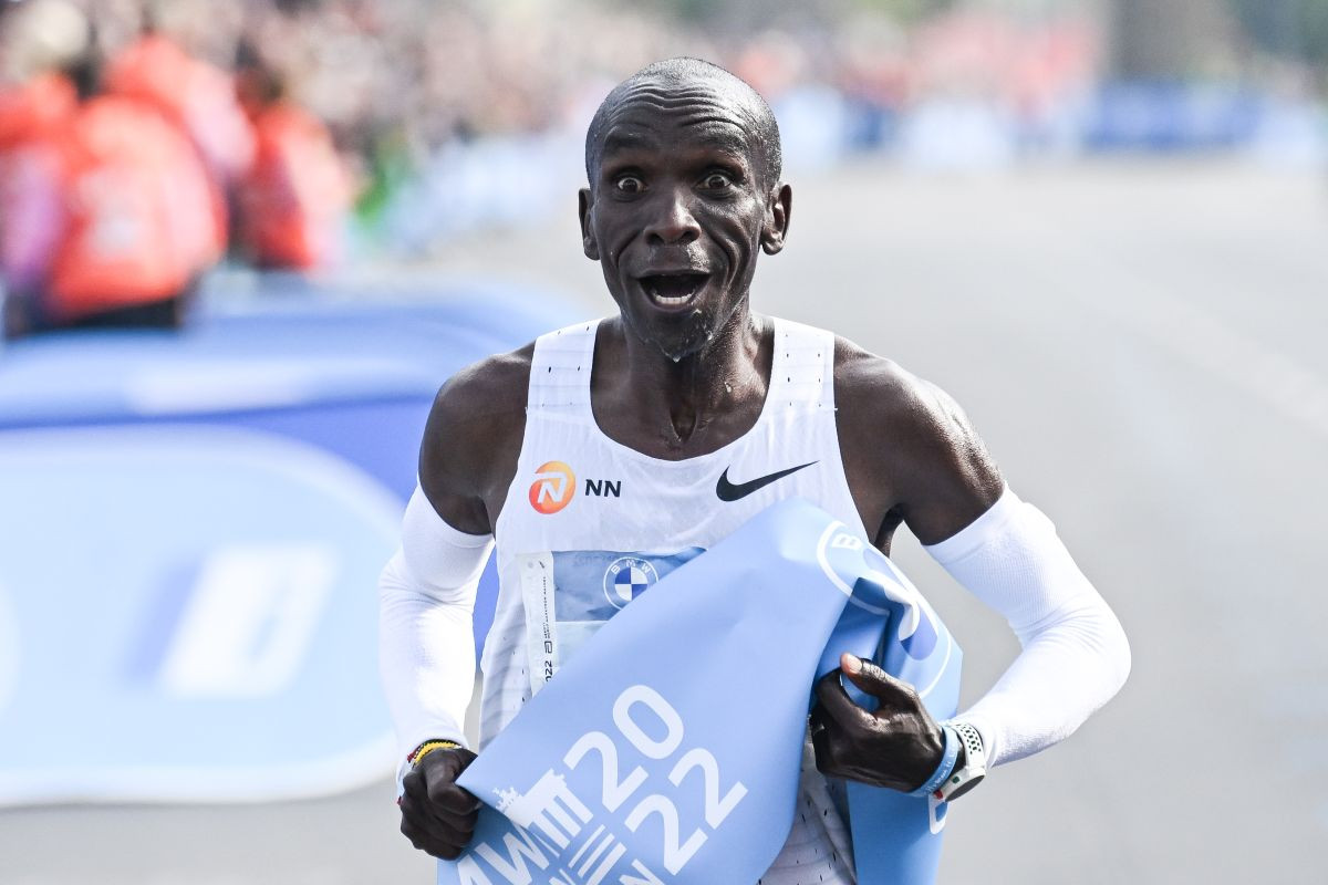 Čudesni Eliud Kipchoge oborio svjetski rekord u maratonu nevjerovatnim izdanjem u Berlinu