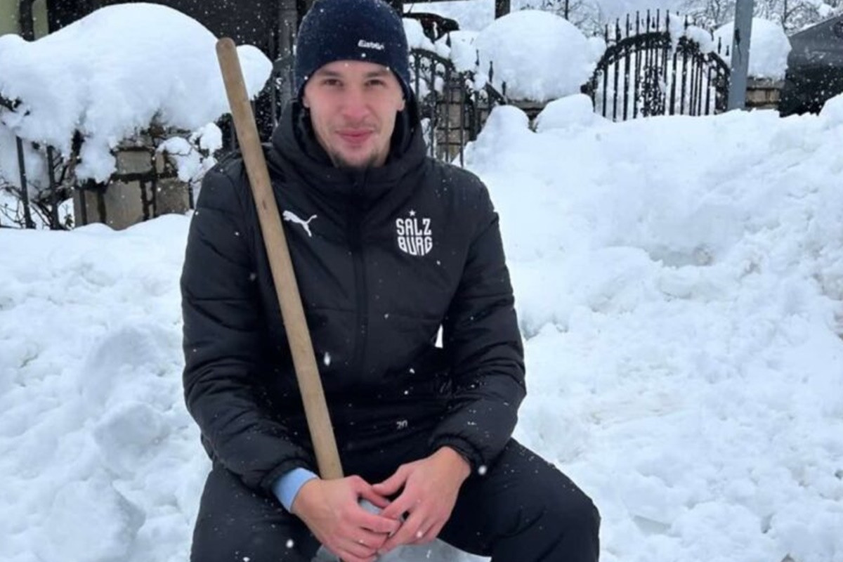 Ni njega nije moglo zaobići - Amar Dedić se prihvatio lopate i čistio snijeg na Vlašiću Ni njega nije moglo zaobići - Amar Dedić se prihvatio lopate i čistio snijeg na Vlašiću