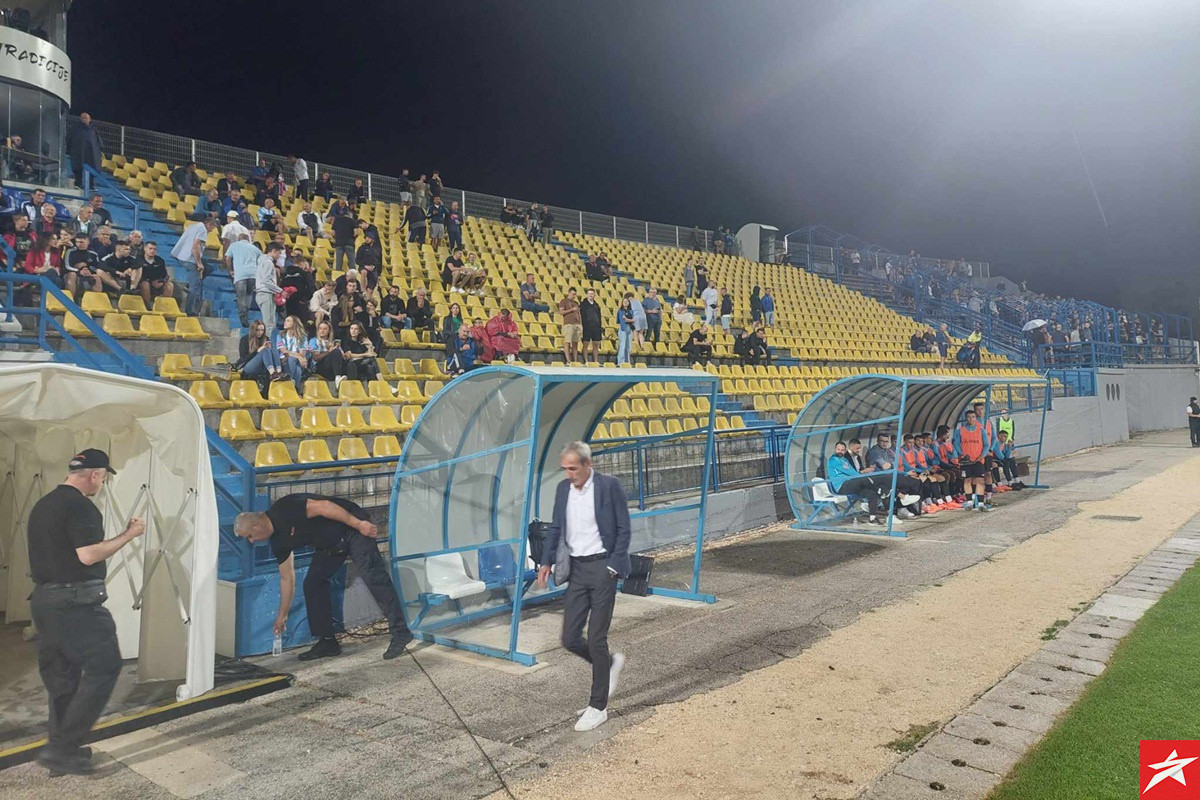 Kiša uništila ambijent na Mokrom Docu, ali Manijaci nisu izdali i istakli su snažnu poruku! Kiša uništila ambijent na Mokrom Docu, ali Manijaci nisu izdali i istakli su snažnu poruku!