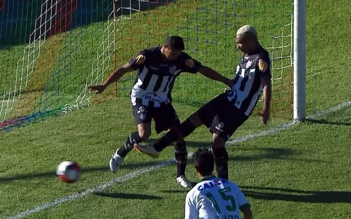 Bezobrazluk na gol-liniji: Pripremao se da ponizi rivala, saigrač mu "ukrao" loptu ispred očiju Bezobrazluk na gol-liniji: Pripremao se da ponizi rivala, saigrač mu "ukrao" loptu ispred očiju