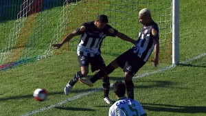 Bezobrazluk na gol-liniji: Pripremao se da ponizi rivala,  saigrač mu "ukrao" loptu ispred očiju