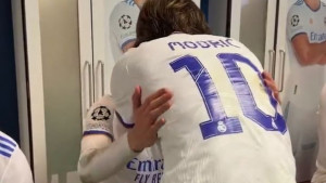 Modrić u svlačionici čestitao saigračima na novom uspjehu, a jednog je posebno zagrlio i poljubio