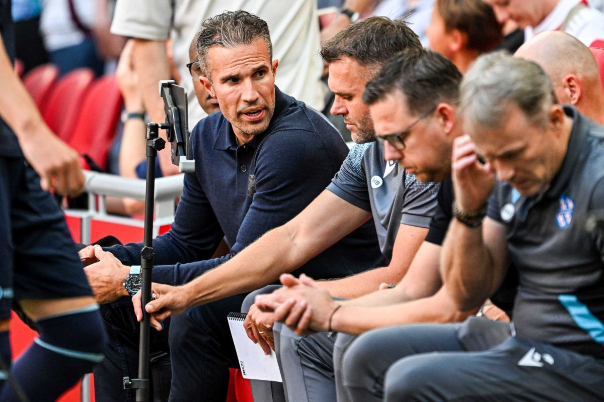 Van Persie je kao trener odradio tek četiri meča, a klubu je priredio najveću sramotu u historiji 