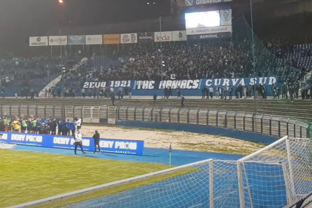 Manijaci s igračima najavili derbi sa Sarajevom - Orila se pjesma na jugu Manijaci s igračima najavili derbi sa Sarajevom - Orila se pjesma na jugu