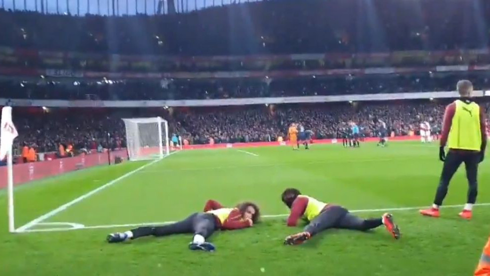 Navijači Arsenala natjerali igrače da leže na terenu da bi oni mogli vidjeti izvođenje penala