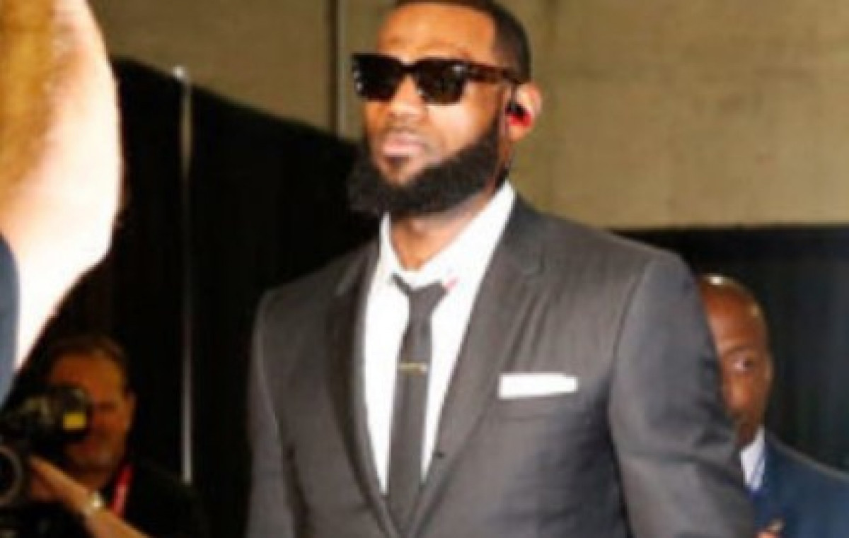 LeBron James dobio žestoke kritike zbog oblačenja: Mladiću, nošenje torbice nije cool LeBron James dobio žestoke kritike zbog oblačenja: Mladiću, nošenje torbice nije cool