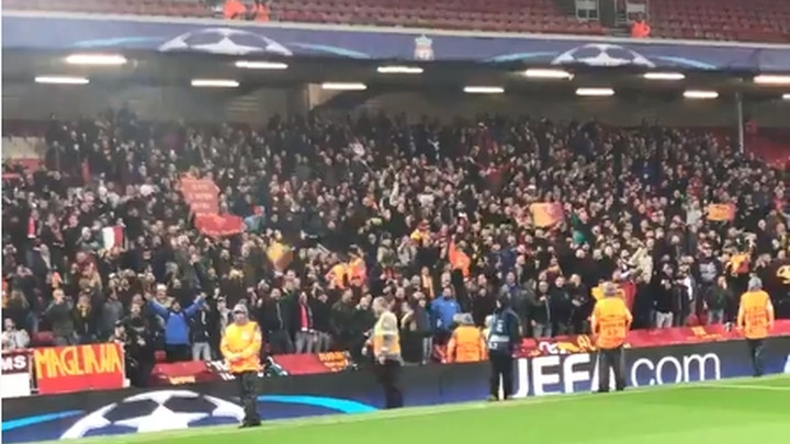 Navijači Rome stigli na Anfield: Ludnica je počela!