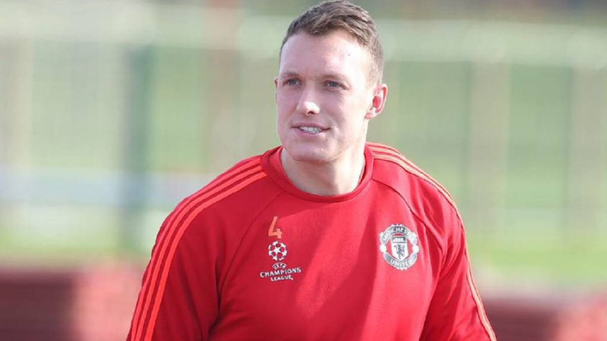 Neukusna šala Twittera na račun Jonesa izazvala bijes navijača, odmah se oglasio i Manchester United Neukusna šala Twittera na račun Jonesa izazvala bijes navijača, odmah se oglasio i Manchester United