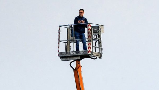 Navijač u Poljskoj otputovao na gostovanje svog kluba, pa iznajmio dizalicu i gledao utakmicu