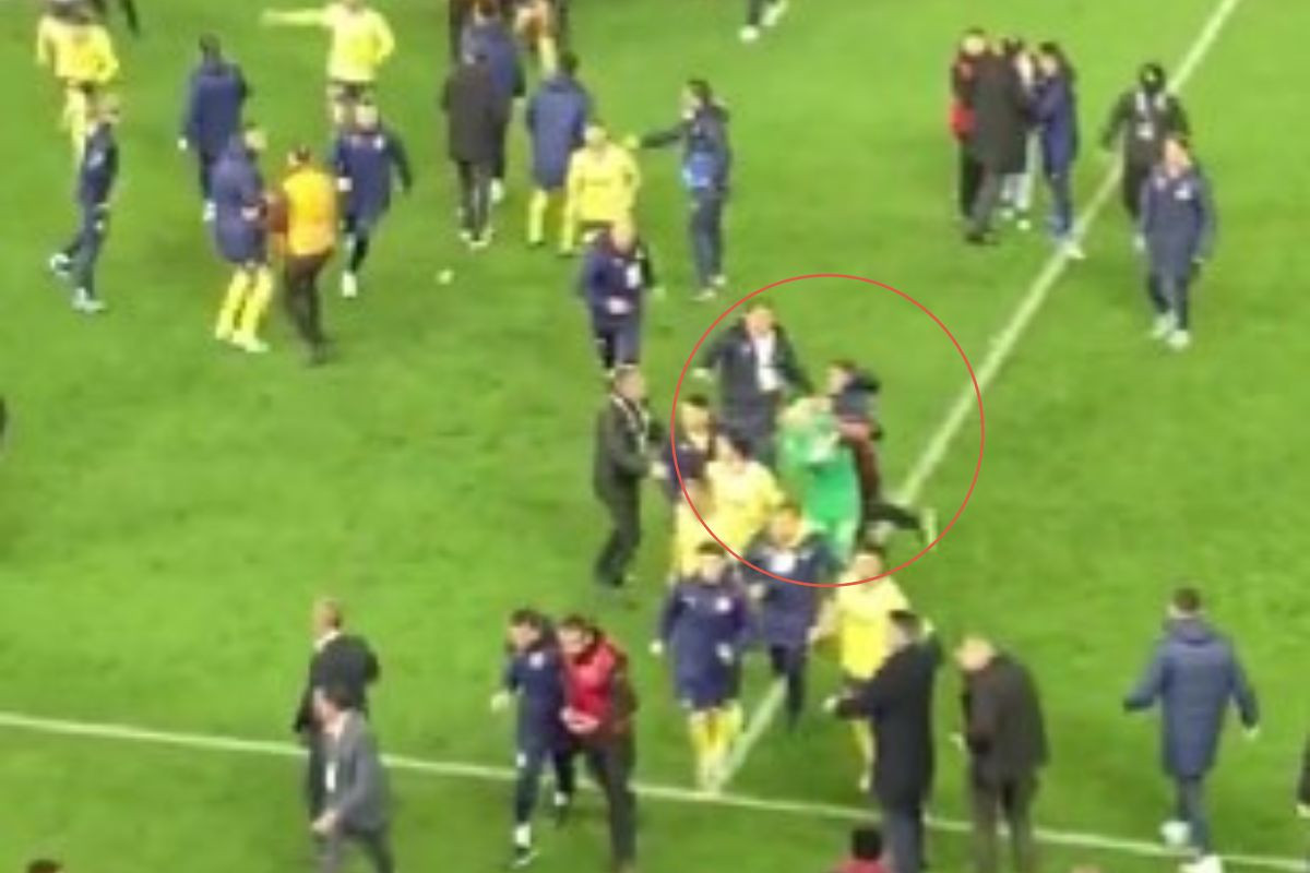 Skandal nakon utakmice - Navijači utrčali na teren, jedan Livakovića udario pesnicom u glavu!
