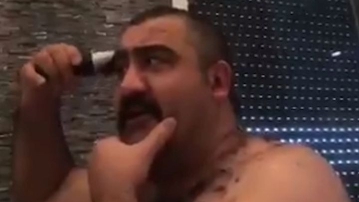 Trener Čelika nasmijao sve: Objavio video iz toaleta dok se šiša i brije, a odlučio i zapjevati