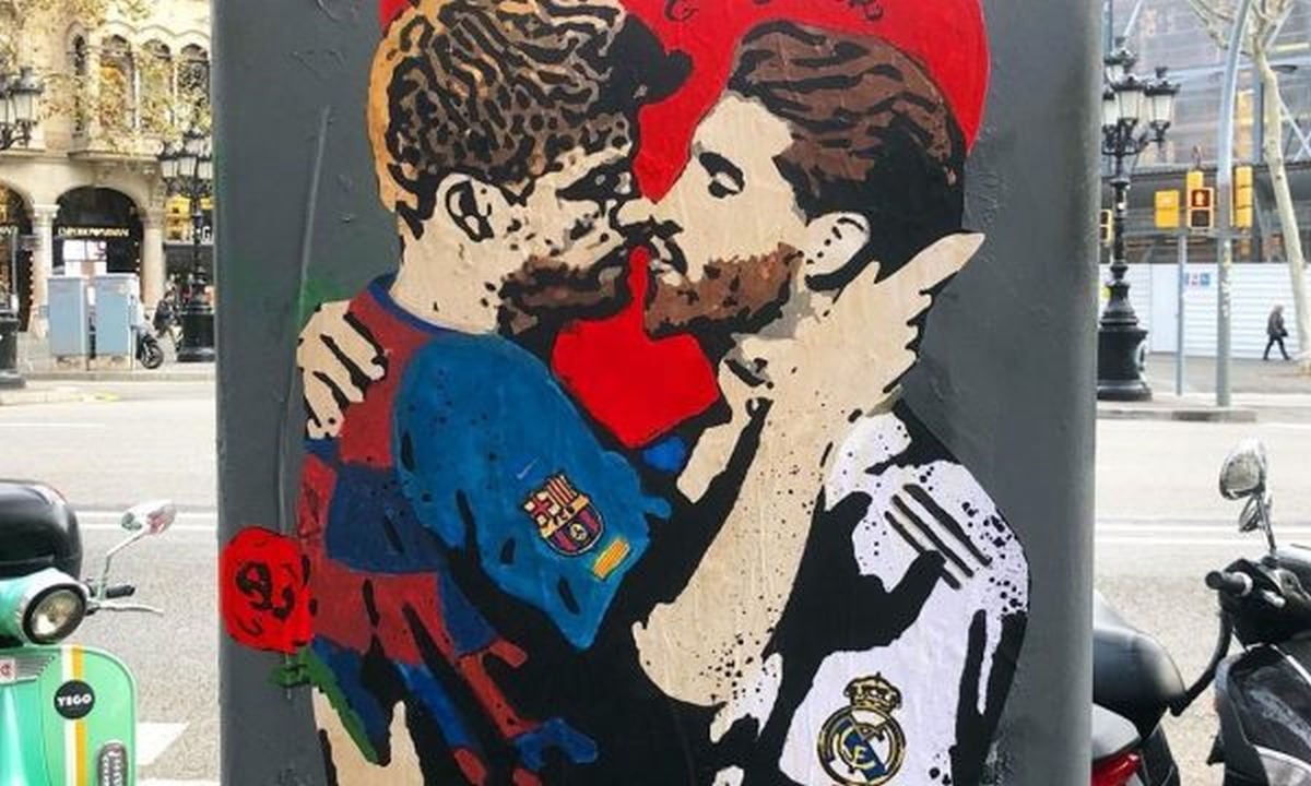 "Poljubac" Piquea i Ramosa osvanuo u centru Barcelone