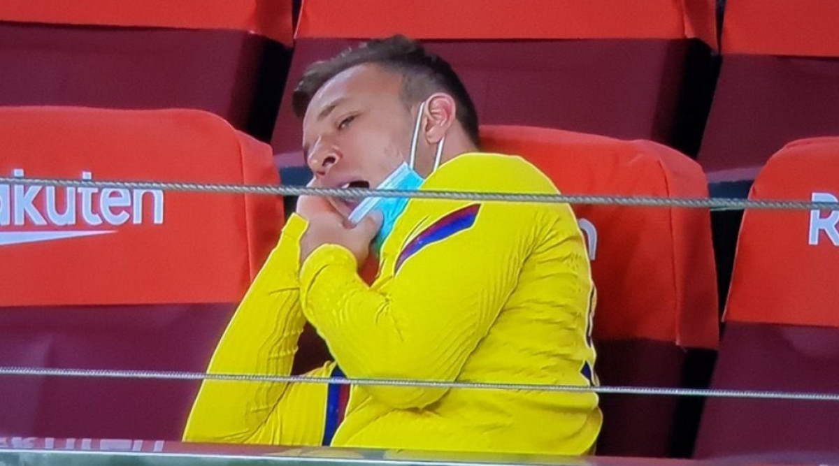 Fotografija koja opisuje kompletnu sezonu Barcelone: Arthur je doslovno spavao na tribinama