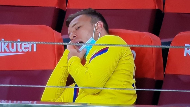 Fotografija koja opisuje kompletnu sezonu Barcelone: Arthur je doslovno spavao na tribinama