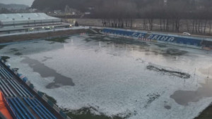 Stadion nekadašnjeg premijerligaša je 'čudo': Jučer vaterpolo, a danas hokej....