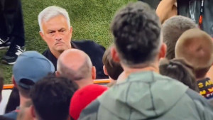 Mourinho je uzeo medalju i prišao tribinama, a onda potez za pamćenje