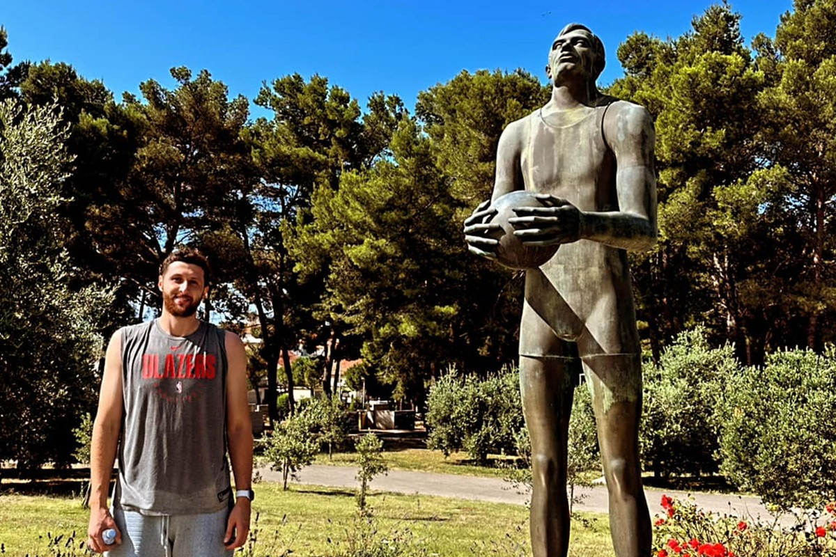 Jusuf Nurkić u gradu Luke Modrića održao lekciju svim Hrvatima Jusuf Nurkić u gradu Luke Modrića održao lekciju svim Hrvatima
