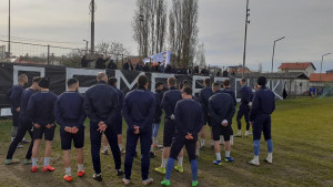 Scena koja je "zaboravljena" u Premijer ligi: Navijači, transparent, baklje i jasna poruka!