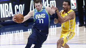 Luka Dončić pomaže Sloveniji