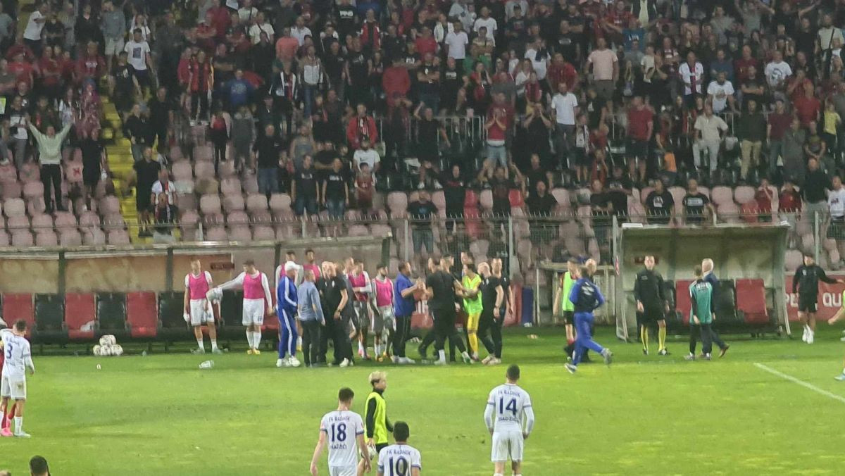 Burno u završnici utakmice u Zenici: Žestoka svađa dvije klupe, navijači predmetima gađali goste