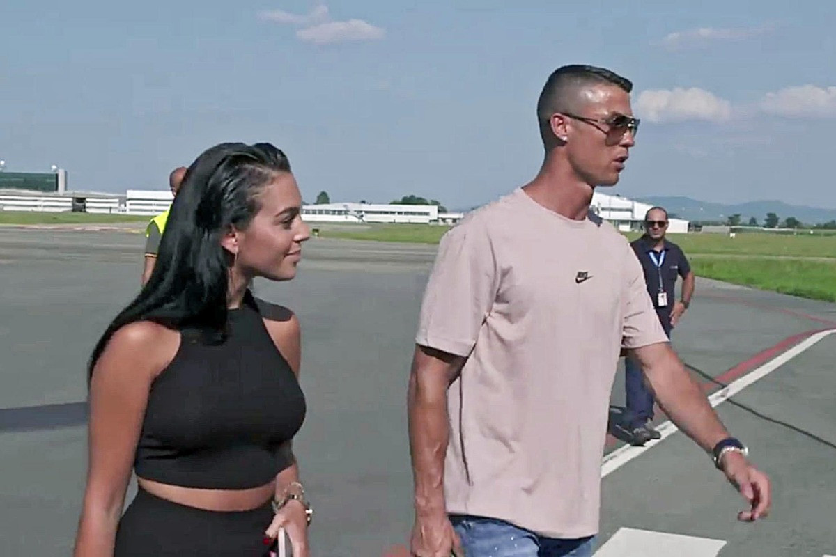 Bogatašica nakon dvije divlje noći odjavila Ronalda: "Voli žestoke momke, a on je si**ca" Bogatašica nakon dvije divlje noći odjavila Ronalda: "Voli žestoke momke, a on je si**ca"