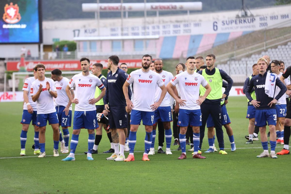 Igrači Hajduka stali pred Torcidu, ovi odmah podigli brutalnu parolu