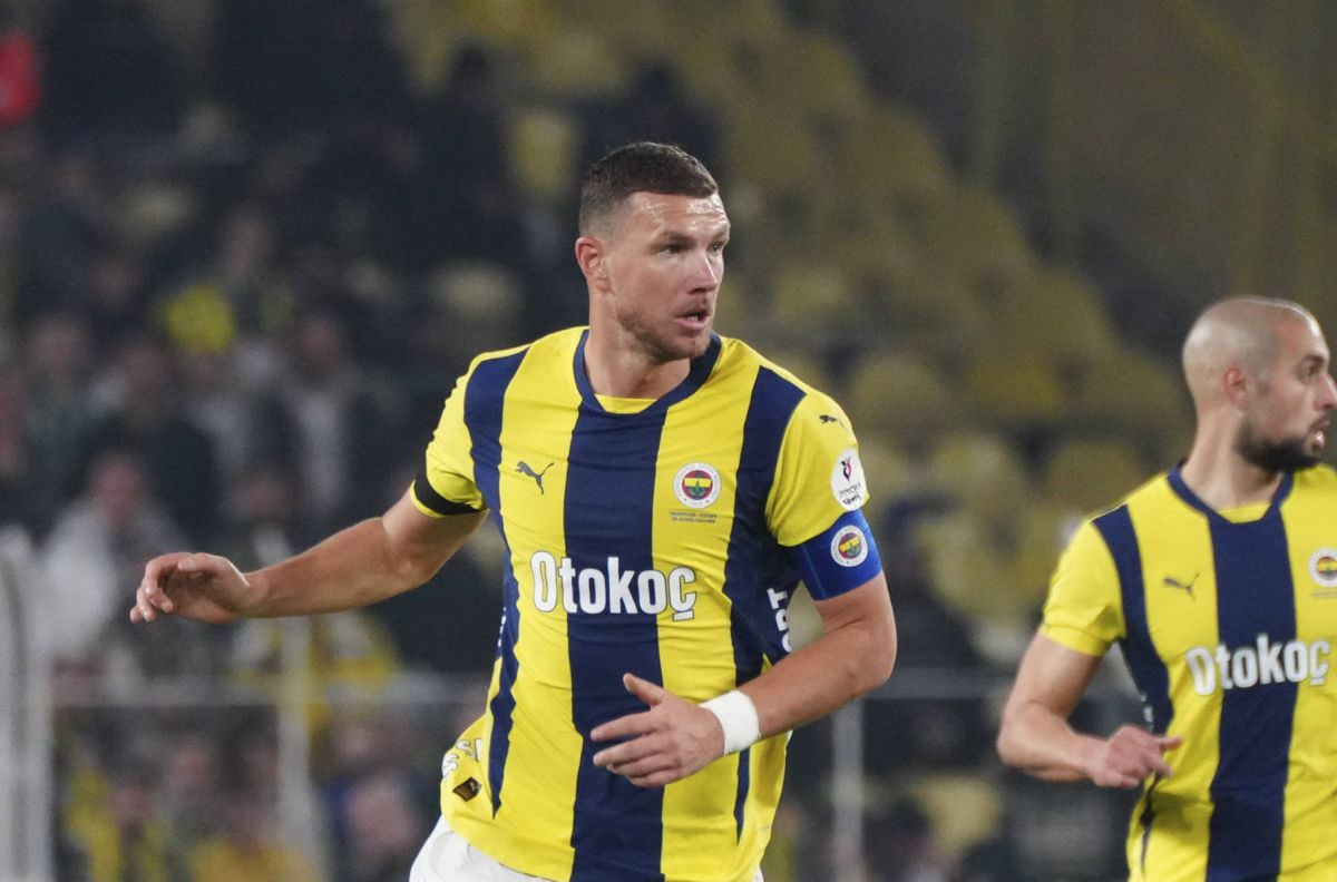 Zbog Edina Džeke isprozivao zvijezdu Fenerbahčea: "Poštovanje babuka, nek se on ugleda na tebe" Zbog Edina Džeke isprozivao zvijezdu Fenerbahčea: "Poštovanje babuka, nek se on ugleda na tebe"