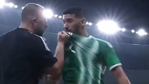 Selektor Alžira vukao svog igrača za dres, sada objasnio zašto