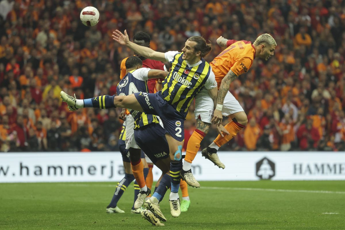 Fenerbahče s igračem manje u gostima pobijedio Galatasaray i ostao u borbi za titulu prvaka!